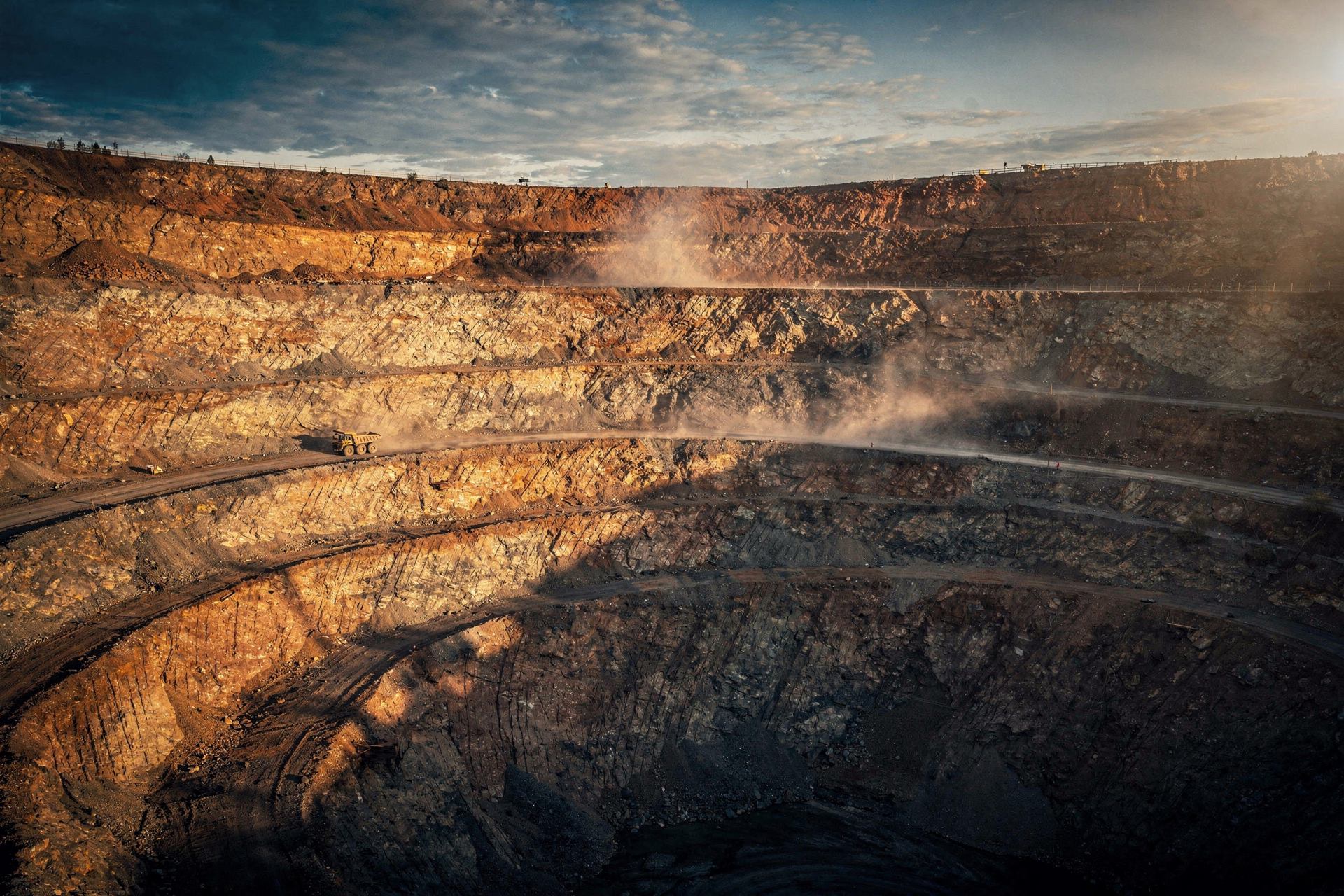 Central Banks' Record Gold Buying Outruns Crowded Longs